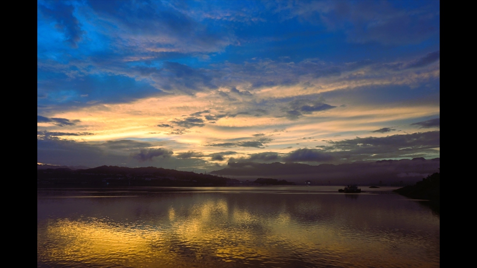 02_Guido De Keyzer - zonsopkomst op de Yangtze river